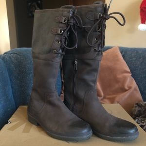 Never warn brown UGG snow boots